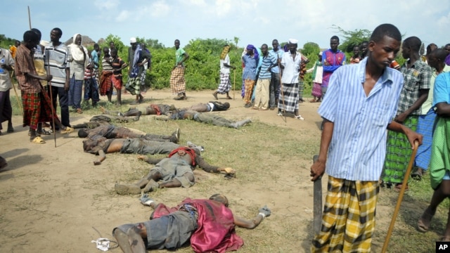 Des villageois regardent les corps de présumés assaillants, membres de la tribu Pokomo, au village de Kipao (21 déc. 2012)