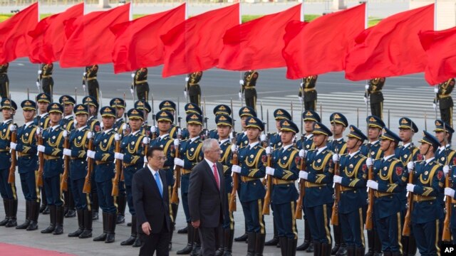 Thủ tướng Australia Malcolm Turnbull và Thủ tướng Trung Quốc Lý Khắc Cường trong buổi lễ chào đón bên ngoài Đại sảnh đường Nhân dân ở Bắc Kinh, ngày 14/4/2016.
