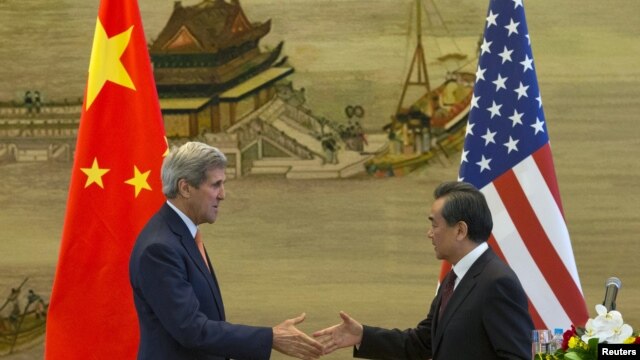 Ngoại trưởng Mỹ John Kerry bắt tay Bộ trưởng Ngoại giao Trung Quốc Vương Nghị sau buổi họp báo ở Bắc Kinh hôm 16/5.