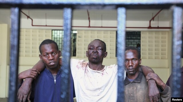 Katikati ni kiongozi wa MRC Omar Mwamnuadzi.