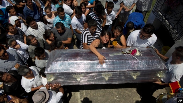 Funeral en Montecristi, Ecuador mientras la cifra de víctimas mortales del terremoto del sábado por la noche ha aumentado a 525.