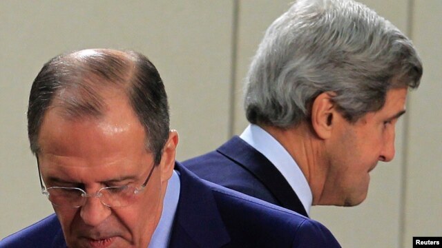 Ngoại trưởng Mỹ John Kerry (phải) và Ngoại trưởng Nga Sergei Lavrov tại hội nghị NATO ở ở Brussels 4/23/13