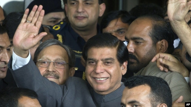 Pakistan's Prime Minister Raja Pervaiz Ashraf waves upon arriving at the Supreme Court for a hearing where he will submit his reply regarding the court's order to reopen an old corruption case against the country's president, in Islamabad, Pakistan, Sept.