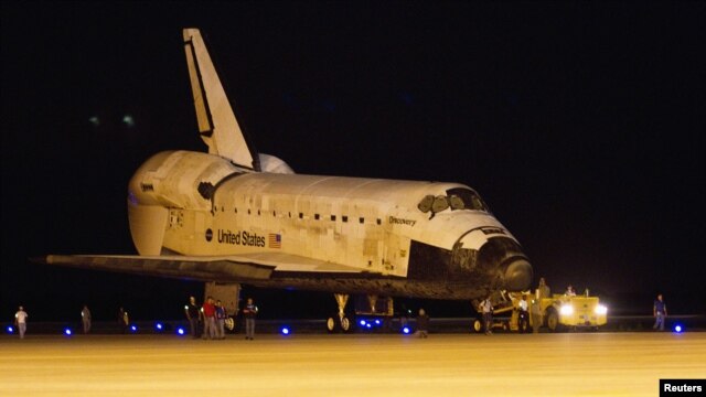 El Discovery es el tercer transbordador espacial que se sumó a la flota de cinco orbitadores que la NASA empleó para sus misiones tripuladas y carga al espacio.