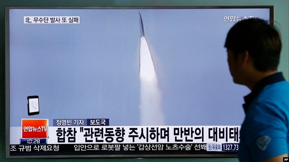 Truyền hình Hàn Quốc chiếu cảnh một vụ phóng tên lửa của Bắc Triều Tiên tại nhà ga xe lửa Seoul.