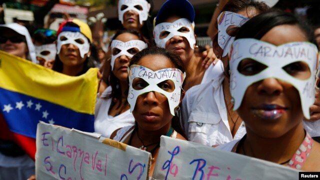 Người biểu tình đeo mặt nạ xuống đường phản đối chính phủ của Tổng thống Maduro tại Caracas.