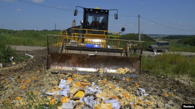 Truyền thông nhà nước đã phát sóng hình ảnh xe ủi cán nát phô mai được cho là nhập khẩu bất hợp pháp vào Nga.