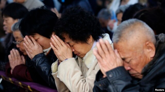Tín đồ Thiên Chúa giáo dự thánh lễ vào ngày cuối tuần tại nhà thờ với sinh hoạt tôn giáo bí mật ở thành phố Thiên Tân 10/11/13