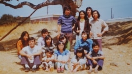 Tác giả mặc áo màu xanh biển, ngồi bên phải, chụp hình kỉ niệm với bạn trong Camp Pendleton năm 1975 (ảnh Bùi Văn Phú)