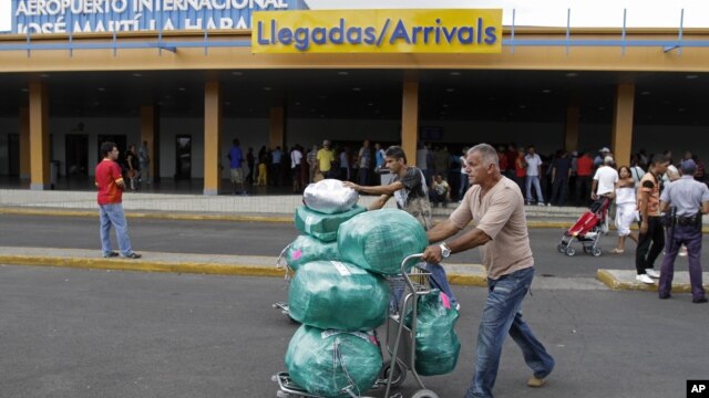 Las medidas afectan a turistas y viajeros frecuentes que llevan mercancías a la isla.