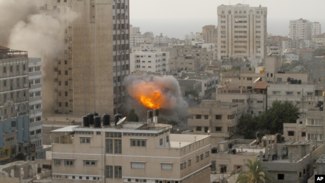 Attaque contre un bâtiment logeant des médias, à Gaza, le 19 nov. 2012