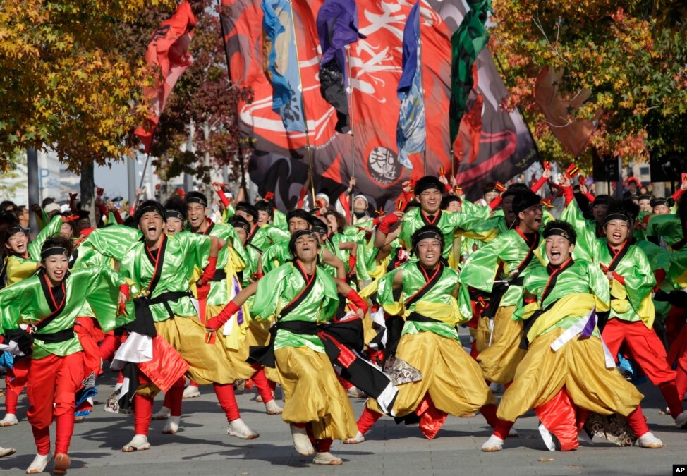 est100 一些攝影(some photos) Participants perform as they parade through