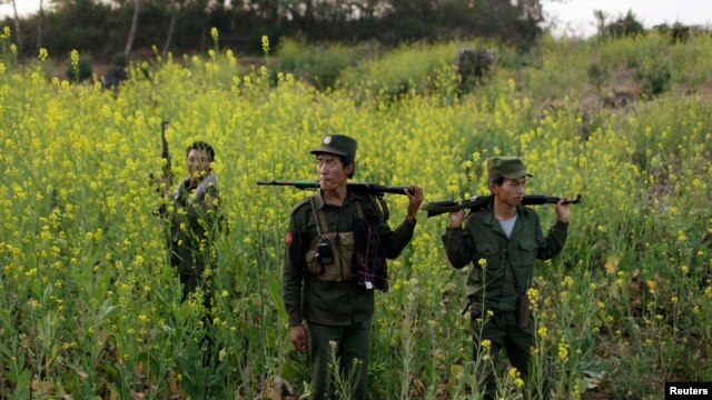 Phiến quân nhóm MNDAA tuần phòng gần căn cứ quân sự trong vùng Kokang, 10/3/15. Nhóm MNDAA được thành lập từ tàn quân của đảng Công sản Myanma