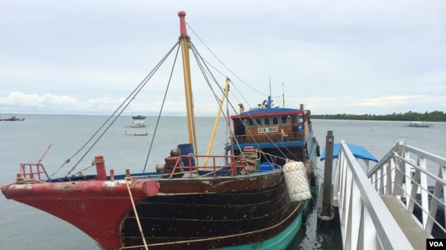 The Philippines’ National Police Special Boat Unit seized this boat, which they say was manned by Chinese poachers that were catching endangered turtles in Filipino territorial waters, Palawan, Philippines, Sept. 3, 2014. (Jason Strother/VOA)