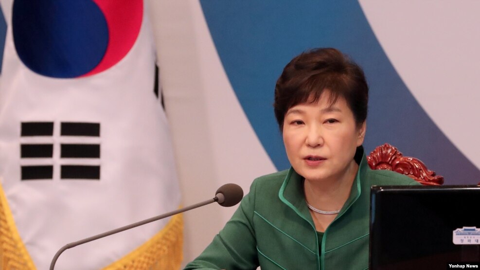 ေတာင္ကိုရီးယားသမၼတ Park Geun-hye က သူ႔အစိုးရအဖြဲ႔ရဲ႕ ထိပ္တန္းတာ၀န္ရွိ သူအမ်ားအျပား ႏႈတ္ထြက္စာတင္ထားတာကို ဒီကေန႔ လက္ခံ