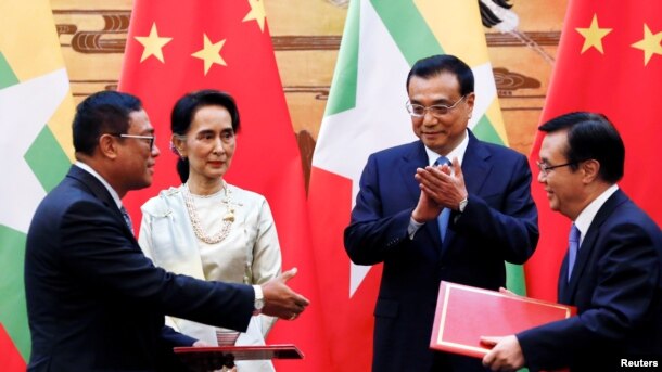 ႏိုင္ငံေတာ္အတုိင္ပင္ခံ ပုဂၢိဳလ္ ေဒၚေအာင္ဆန္းစုၾကည္နဲ႔ တ႐ုတ္ဝန္ႀကီးခ်ဳပ္ Li Keqiang (ဒု-ယာ) တို႔ သေဘာတူညီခ်က္မ်ား လက္မွတ္ထိုးအခမ္းအနား။ (ၾသဂုတ္ ၁၈၊ ၂၀၁၆)