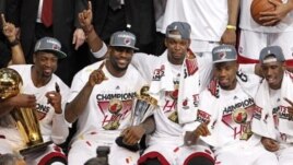 Celebración en la American Arena de Miami, la casa del Miami Heat que ayer se coronó campeón de la NBA.