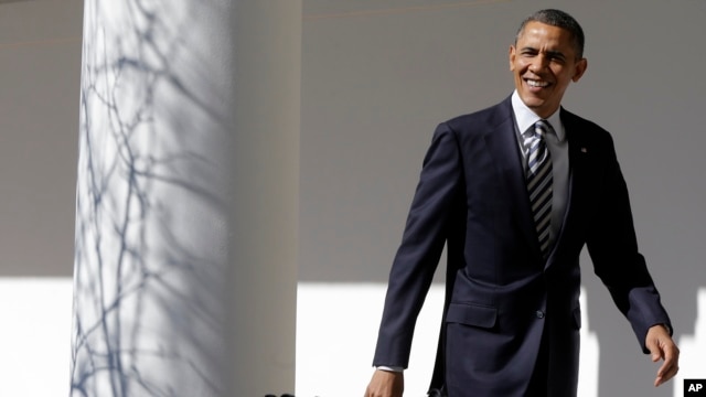 Presiden Obama tersenyum pada para wartawan yang meneriakkan pertanyaan-pertanyaan saat ia melalui West Wing Colonnade di Gedung Putih Selasa (12/2) sebelum menyampaikan pidato kenegaraan malam harinya. 