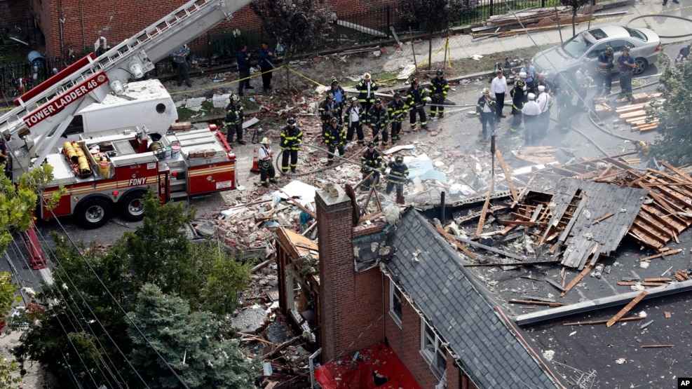 La explosión dejó también otras trece personas heridas, incluidos varios bomberos y policías, así como un empleado de ConEdison, uno de los proveedores de gas y electricidad de la ciudad de Nueva York.