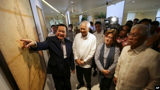 Thẩm phán Philippines Antonio Carpio trình bày về vùng Bãi cạn Scarborough cho Ngoại trưởng Philippines Albert del Rosario, Bộ trưởng Tư pháp Leila de Lima và Bộ trưởng Quốc phòng Voltaire Gazmin, 11/9/15