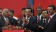 PM China Li Keqiang (tengah) memberikan keterangan kepada media saat berkunjung di kantor Tata Consultancy Services, Mumbai, India (21/5). 