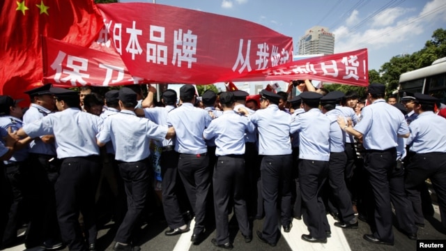 Policemen block demonstrators near the Japanese consulate during a protest in Shanghai September 16, 2012.
