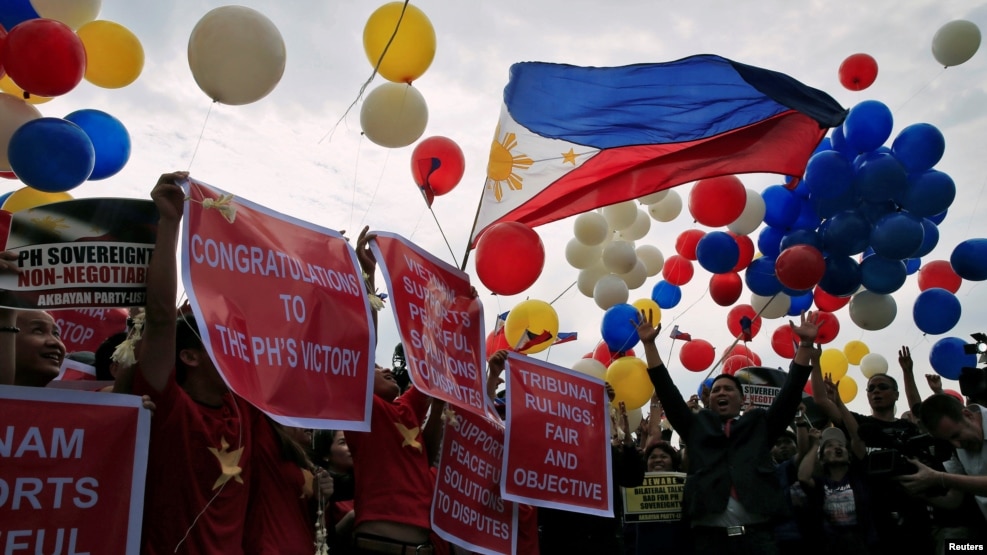 Người biểu tình thả bong bóng và hô khẩu hiệu chống Trung Quốc trong một cuộc tuần hành ở Philippines, 12/7/2016. 