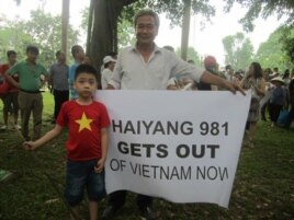 Cựu chiến binh Phan Tất Thành trong một cuộc biểu tình chống Trung Quốc.
