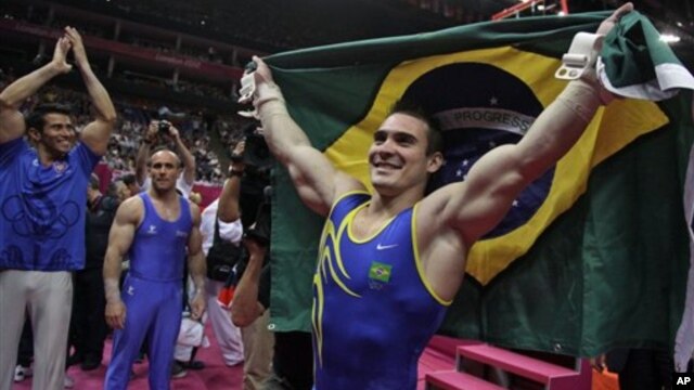 Atlet Brazil Arthur Nabarrete Zanetti merayakan kemenangannya setelah memperoleh medali emas Olimpiade London 2012 untuk cabang senam nomor gelang-gelang (6/8).