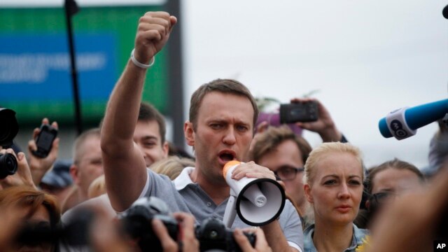 Lãnh tụ đối lập Nga Alexei Navalny nói chuyện với người ủng hộ và các nhà báo khi ông đến nhà ga ở Moscow, ngày 20/7/2013.