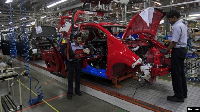 Para pekerja di pabrik General Motors sedang merakit mobil Chevrolet Beat (foto: dok). Perekonomian AS menciut 0,1 persen selama kuartal ke-4 2012 karena melambatnya ekspor.