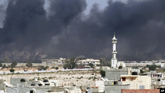 Smoke rises above downtown Tripoli following fighting at Bab Al-Aziziya compound August 23, 2011