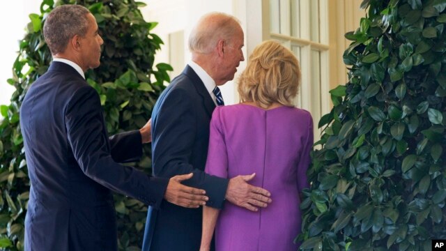 Tổng thống Barack Obama cùng đi với Phó Tổng thống Joe Biden và vợ, bà Jill Biden, khi họ rời khỏi Vườn Hồng của Nhà Trắng sau khi ông Biden tuyên bố sẽ không ra tranh cử đề cử tổng thống, Washington, DC, ngày 21/10/2015.