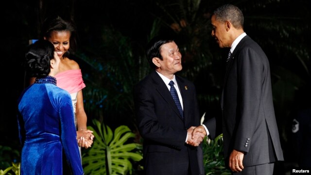 Tổng thống Mỹ Barack Obama và Ðệ nhất phu nhân Michelle Obama chào đón Chủ tịch nước Trương Tấn Sang của Việt Nam và phu nhân tại Hội nghị thượng đỉnh APEC ở Honolulu, Hawaii, ngày 12 Tháng 11 năm 2011.