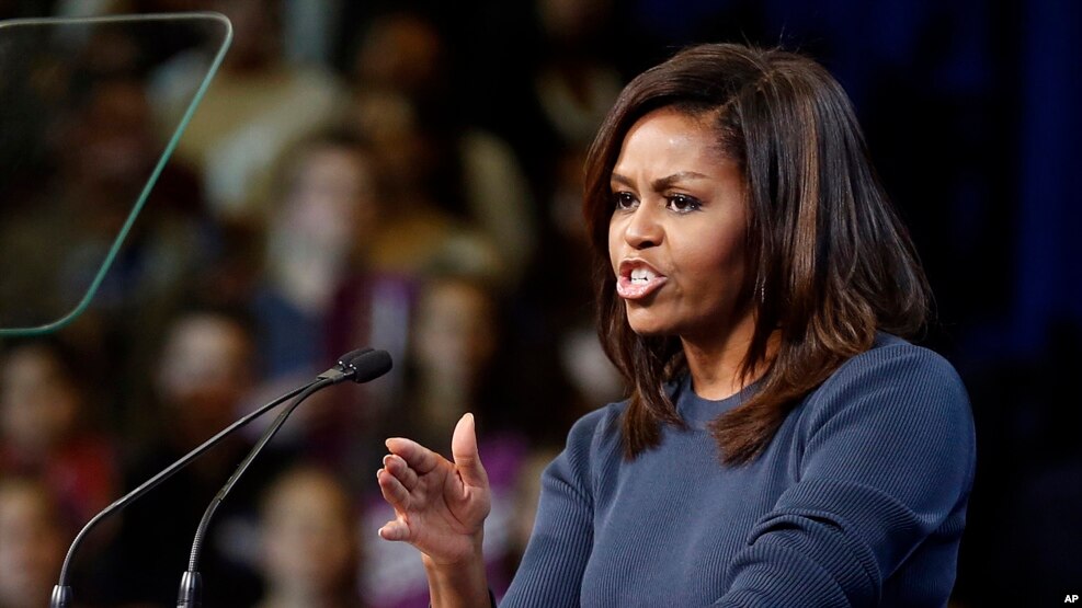 លោកស្រី Michelle Obama ថ្លែងក្នុងយុទ្ធនាការមួយដើម្បីគាំទ្រលោកស្រី Hillary Clinton នៅក្នុងក្រុង Manchester កាលពីថ្ងៃទី១៣ ខែតុលា ឆ្នាំ២០១៦។