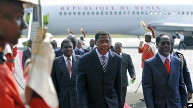 Presidents of Benin Boni Yayi (C) is escorted by Ivory Coast strongman Laurent Gbagbo's Prime Minister Gilbert Marie N'gbo Ake (R) as he arrives at Felix Houphouet Boigny airport in Abidjan before holding separate talks with Gbagbo and his rival Alassane 