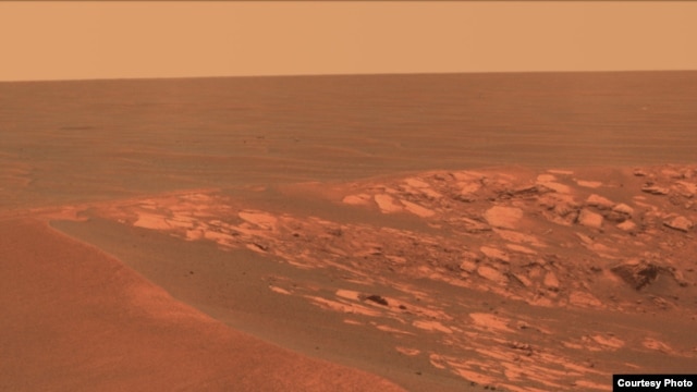 Pemandangan dari permukaan Mars yang diambil di kawah "Intrepid" oleh Rover Mars Opportunity pada 11 November 2010. Manusia bisa melilhat pemandangan ini langsung pada tahun 2030an. (NASA)