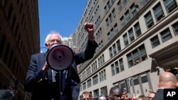 Mdemocrat anayewania kugombea urais, Seneta Bernie Sanders akizungumza kwenye Communications Workers of America (CWA) huko Manhattan, New York.