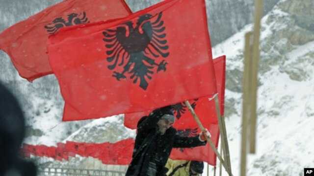 http://gdb.voanews.com/7A926C92-96E9-4858-BC66-4356DEDBD8FC_w640_r1_s.jpg
