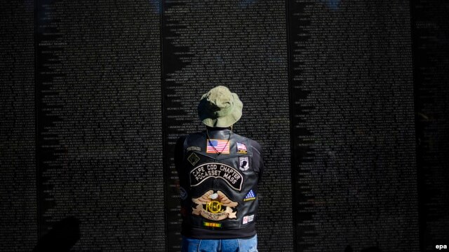 Cựu quân nhân Mỹ đứng trước Bức tường đá đen khắc tên hơn 58.000 chiến binh Mỹ tử trận hay mất tích trong chiến tranh Việt Nam tại thủ đô Washington.