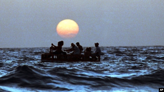 Muchos cubanos siguen lanzándose al mar en desvencijadas embarcaciones con tal huir de la isla.
