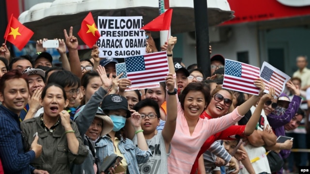 Người dân ở Sài Gòn chào đón Tổng thống Obama, ngày 24/5/2016.