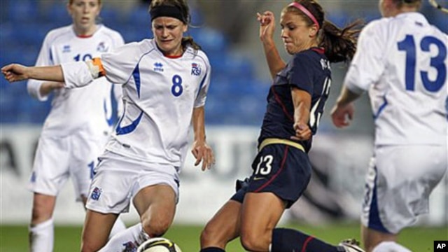 The United States' Alex Morgan (C) shoots to score their third goal against Iceland during the women's soccer Algarve Cup final match at the Algarve stadium outside Faro, Portugal, March 9, 2011 (file photo)