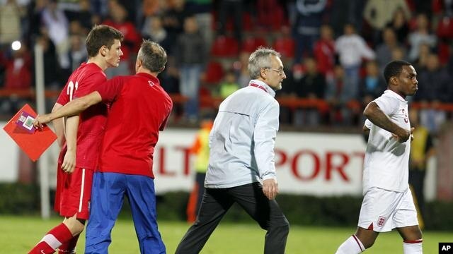 Srpski fudbaler Miloš Ninković i engleski igrač Deni Rouz za vreme utakmice u Kruševcu, 16. oktobra 2012. 