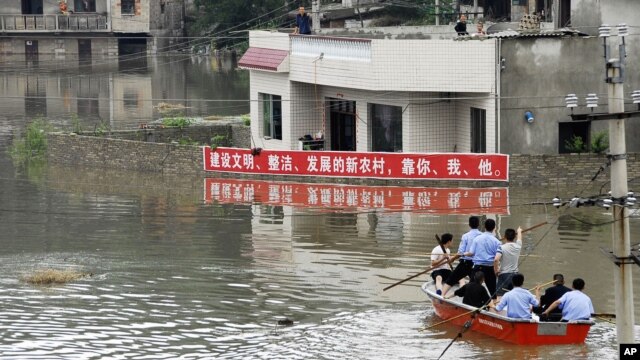 Ảnh minh hoạ: Cảnh sát Trung Quốc tìm kiếm người dân bị kẹt vì lũ lụt.