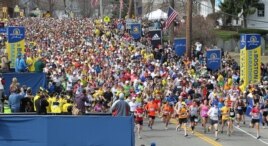 የ117ኛው የቦስተን ማራቶን ተወዳዳሪዎች ከሃፕኪንተን-ማሣቹሴትስ ሩጫቸውን እንደጀመሩ፤ ሚያዝያ 7/2005 ዓ.ም /April 15, 2013/