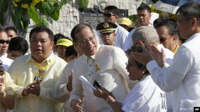 Tổng thống Philippines Benigno Aquino III ký dự luật thừa nhận và bồi thường nạn nhân các vụ vi phạm nhân quyền trong lúc thiết quân luật dưới thời cựu Tổng thống Marcos.