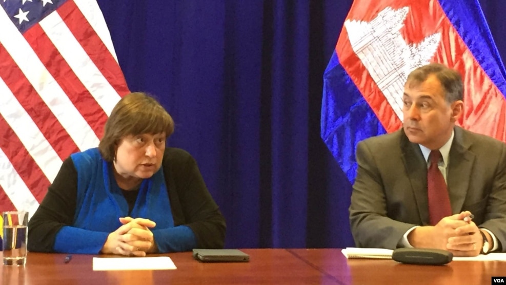 Catherine Ann Novelli, U.S. UnderSecretary of State for Economic Growth, Energy, and the Environment at the U.S. Department of State talks to reporters at the U.S. Embassy in Phnom Penh, on Thursday, June 9, 2016. (Phorn Bopha/VOA Khmer) 