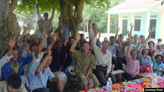 Bốn lĩnh vực hoạt động chủ yếu của Tổ chức East Meet West là nguồn nước và vệ sinh, giáo dục, chăm sóc sức khỏe trẻ em và xây dựng hệ thống hạ tầng cơ sở xã hội