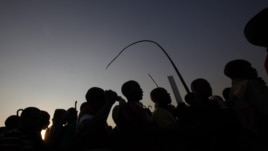 Miners gather for a report back on negotiations at South Africa's Lonmin's Marikana mine August 29, 2012.